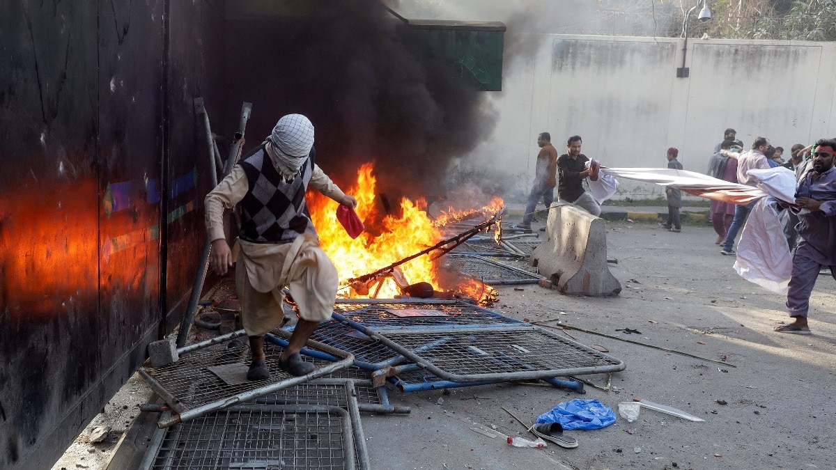 जलता पाकिस्तान, भड़कता गुस्सा... आसिम मुनीर के लिए क्यों 'डबल ट्रबल' बनी खामेनेई की मौत