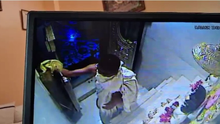 एक किलो चांदी का मुकुट लेकर चोर गायब (Photo: Screengrab)