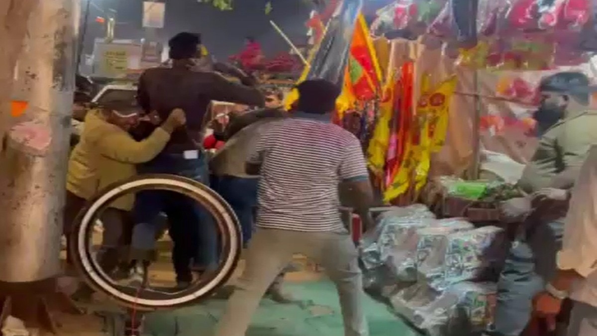 एक दूसरे को पीटते युवक.  (Photo: Screengrab)