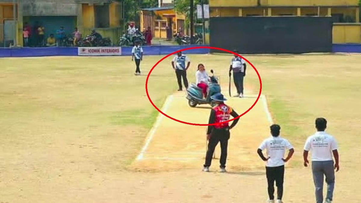 क्रिकेट पिच पर स्कूटी लेकर पहुंची महिला.  (Photo: Anil Giri/ITG)