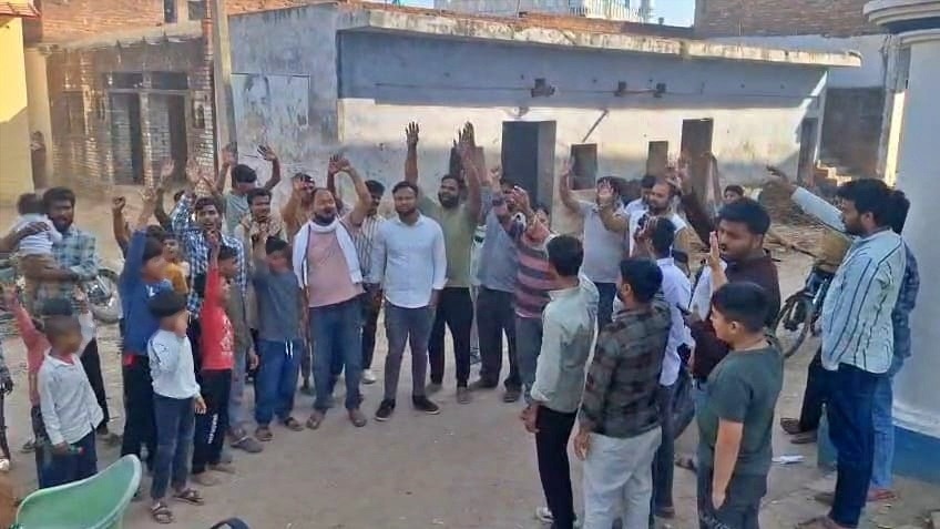 अमेठी के भनौली गांव में प्रदर्शन (Photo- ITG)