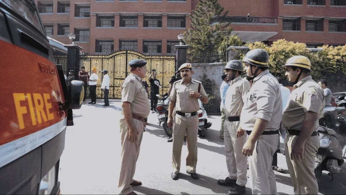 दिल्ली के कई स्कूलों को बम से उड़ाने की ईमेल धमकी, सुरक्षा एजेंसियां हाई अलर्ट पर