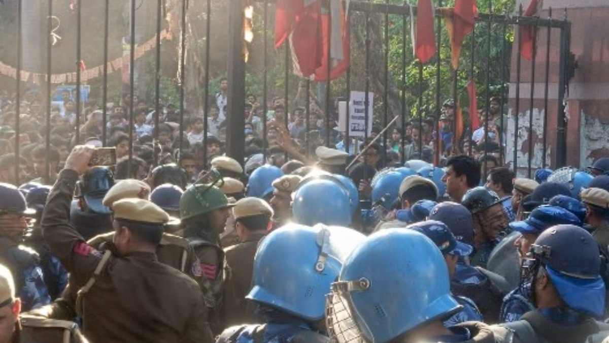 JNU VC की जातिवादी टिप्पणी पर हंगामा, 14 छात्र गिरफ्तार!