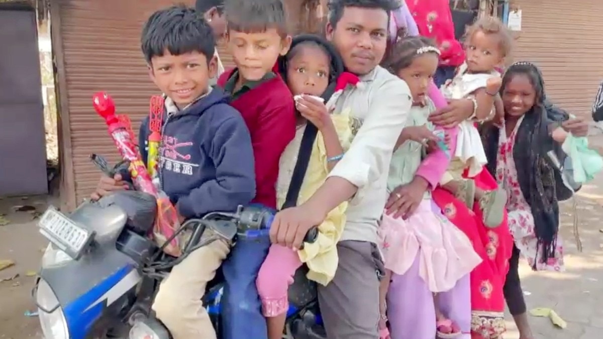 9 लोगों को बैठाकर बाइक दौड़ा रहा था शख्स.(Photo:Sreengrab)
