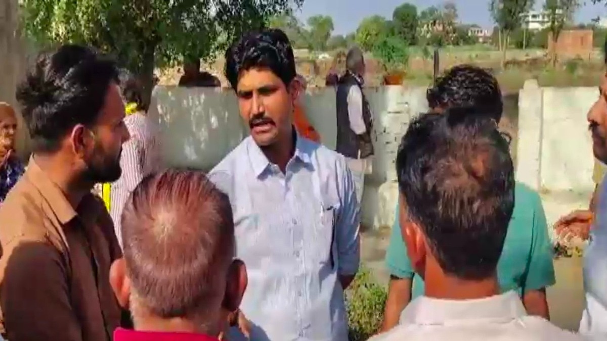 अलवर में शिवलिंग को किया गया खंडित. (Photo: Screengrab)