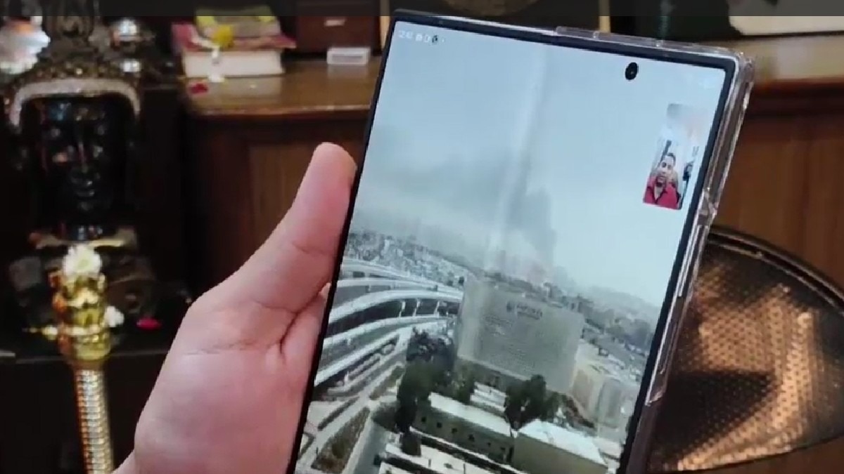 ट्रैवल एजेंट ने दुबई में फंसे यात्रियों से की वीडियो कॉल पर बात.(Photo:Screengrab)