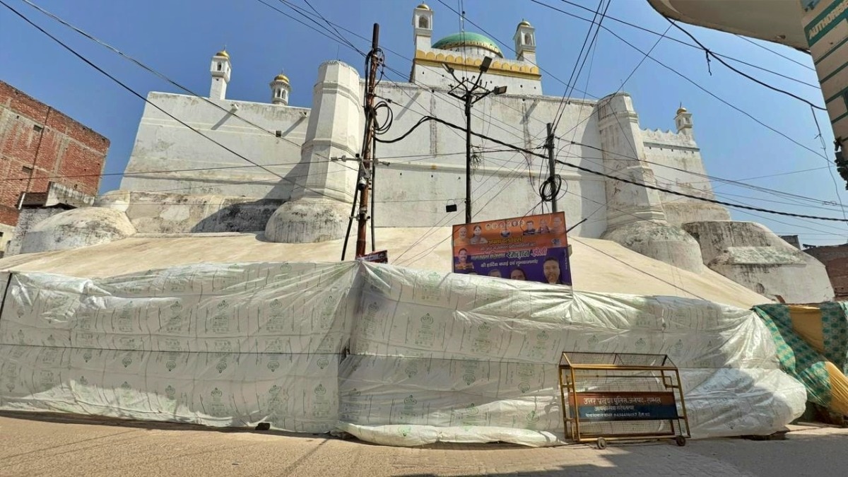 Mosque covered with tarpaulin (Photo- ITG)