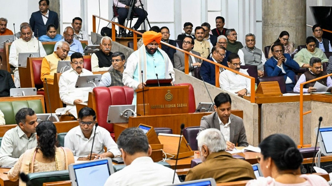 मुख्यमंत्री नायब सिंह सैनी ने ‘केसरी’ पगड़ी पहनकर बजट पेश किया. (Photo: PTI)