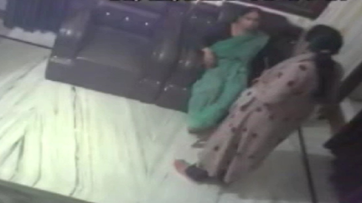 Daughter-in-law slaps her mother-in-law