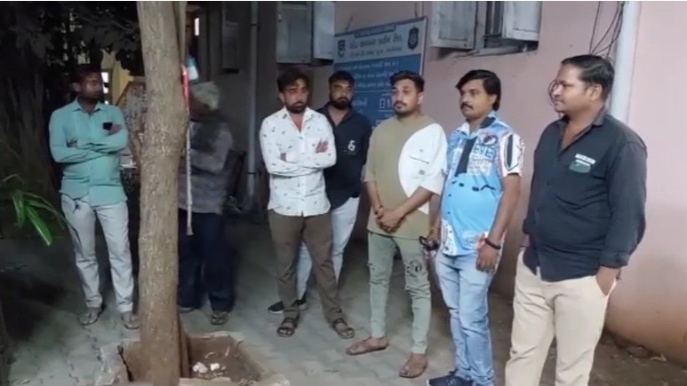 खेत में छोड़कर भागे, इलाज के दौरान मौत. (Photo: Screengrab)