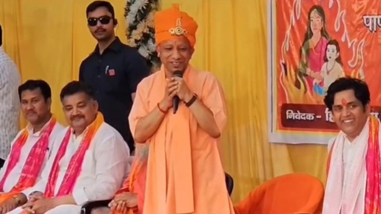 CM Yogi and Ravi Kishan in Gorakhpur (Photo- Screengrab)