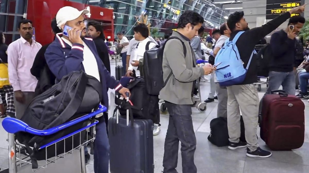 मिडिल ईस्ट की उड़ाने रद्द होने के कारण दिल्ली में परेशान यात्री. (Photo: PTI)