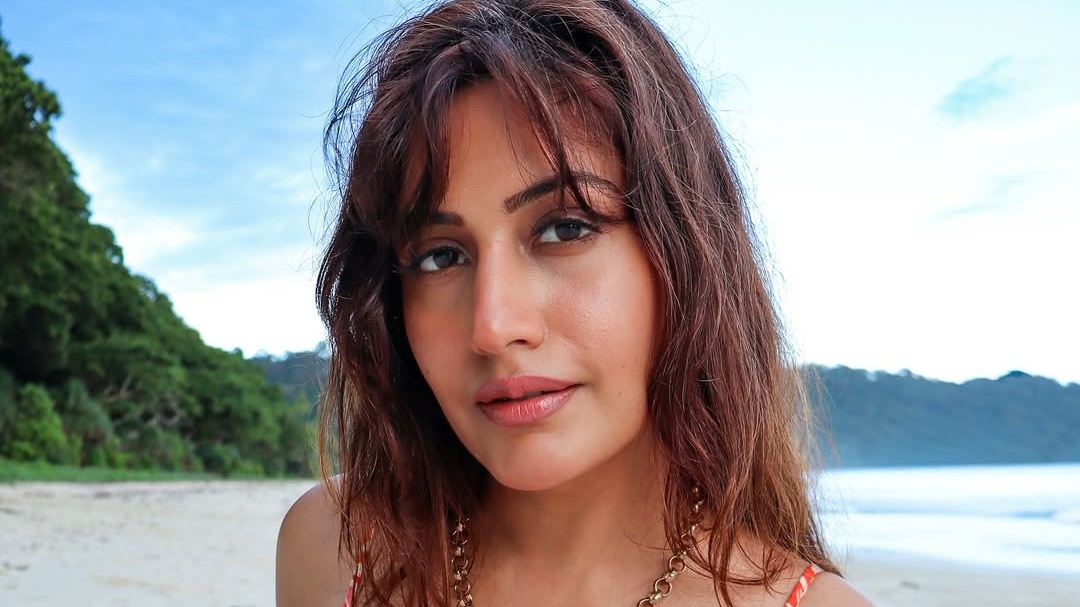 पति संग सुरभि का रोमांस (Photo: Instagram @officialsurbhic)