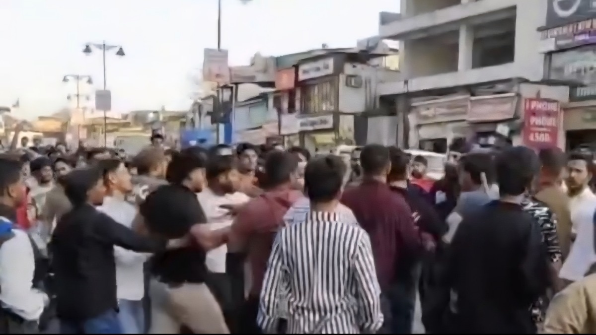 देहरादून की सड़कों पर गुब्बारा फेंकने को लेकर जमकर बवाल हुआ  (Photo: Screengrab)