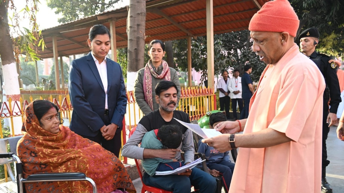 जनता दर्शन में मुख्यमंत्री योगी से मिलता परिवार (Photo ITG)