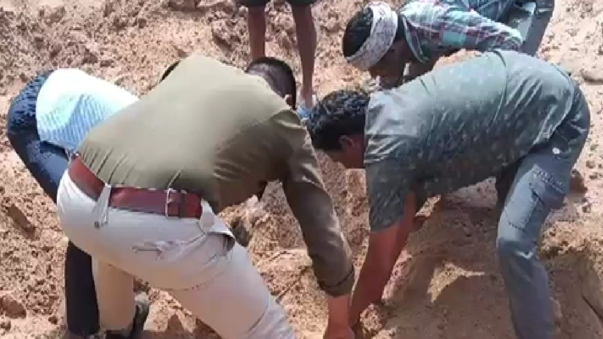 मिट्टी में दबा मिला युवक का शव (Photo: itg)