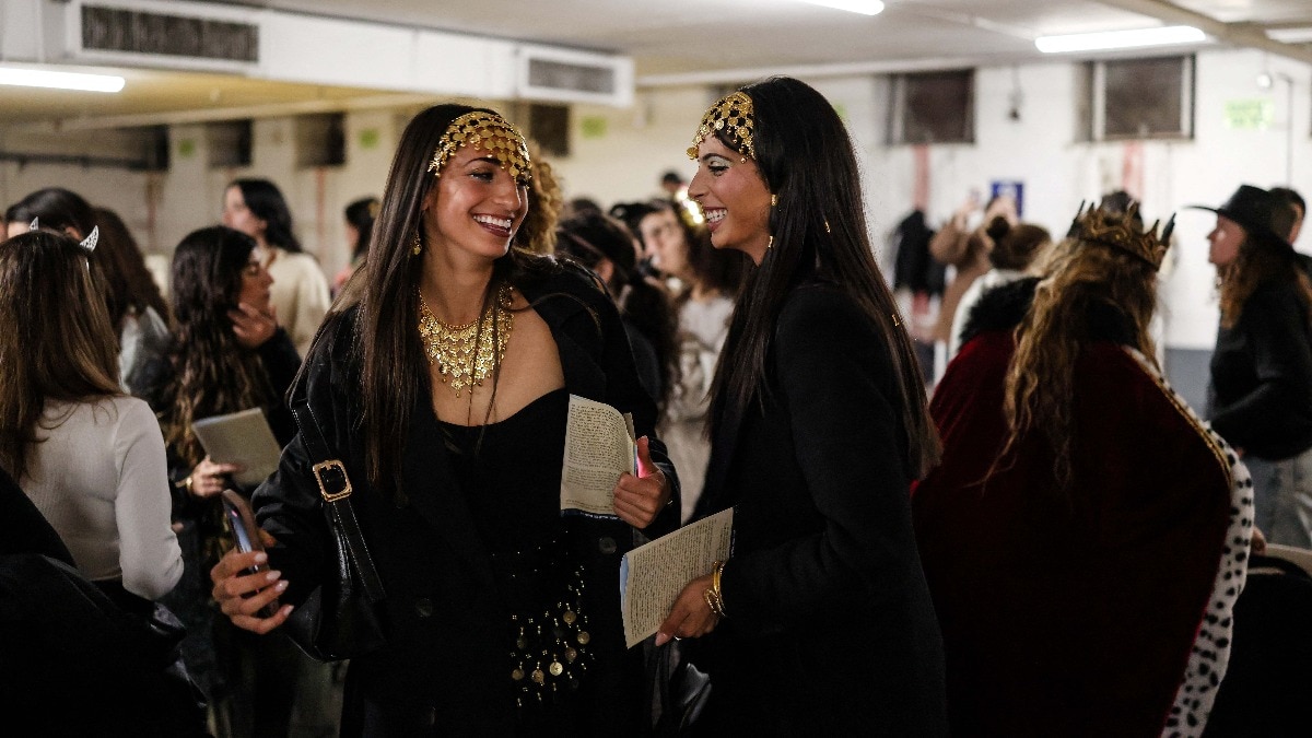 तेल अवीव में ज्यूइश पुरिम फेस्टिवल मनाते यहूदी, जंग के कारण इसे इमारत की कार पार्किंग में बने शेल्टर में मनाया गया (Photo: reuters)