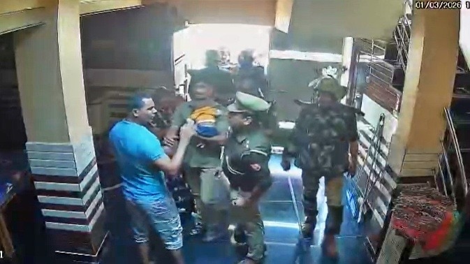 mathura police beaten soldier (Photo- Screengrab)