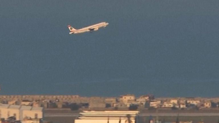 बेरूत में हवाई हमलों के बीच कमर्शियल प्लेन ने भरी उड़ान. (Photo: Screengrab)