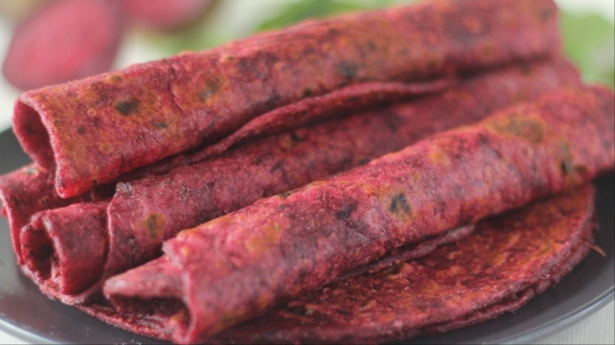 गेहूं की रोटी खाकर हो गए हैं बोर? ट्राई करें चुकंदर की रोटी, बनाना है आसान (Photo- Adobe stock)