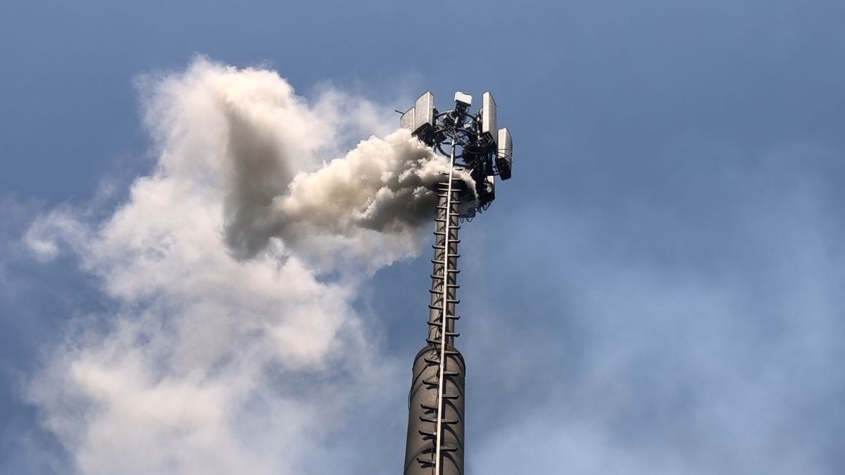 मोबाइल टॉवर में लगी आग. (Photo: ITG)