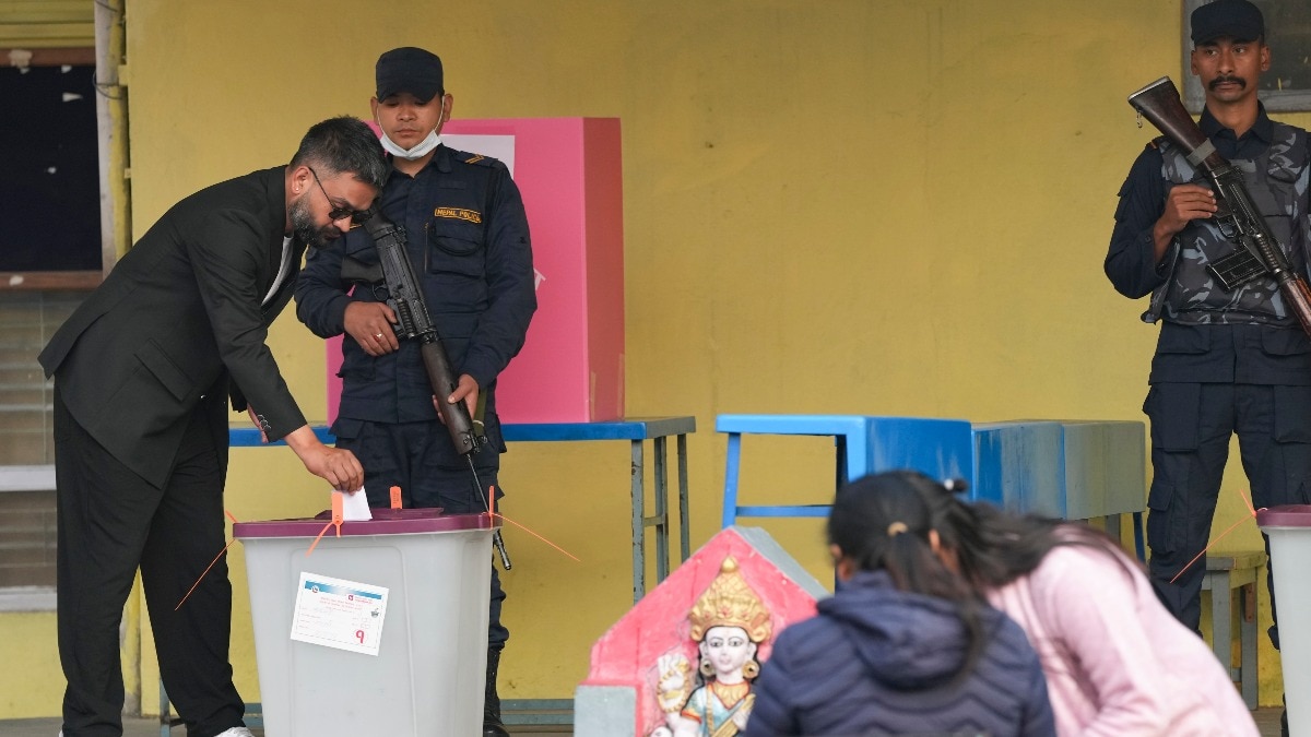 नेपाल में वोटर एक वोट उम्मीदवार को और दूसरा वोट पार्टी को देता है. ( Photo: PTI)