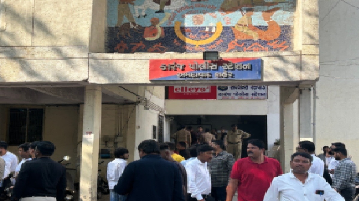 शादी को लेकर कोर्ट परिसर में हंगामा (Photo: Screengrab)