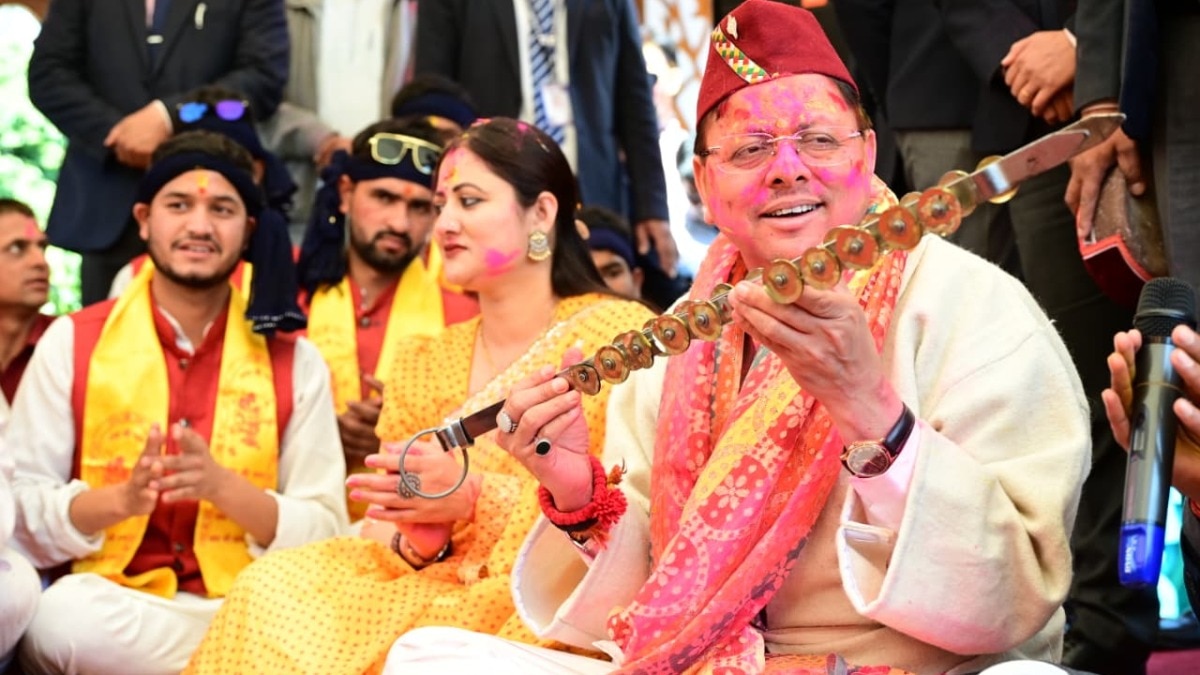 सीएम धामी ने देहरादून मुख्यमंत्री आवास में मनाई होली, दिखी उत्तराखंड की संस्कृति की झलक. (Photo: X/@Pushkardhami)