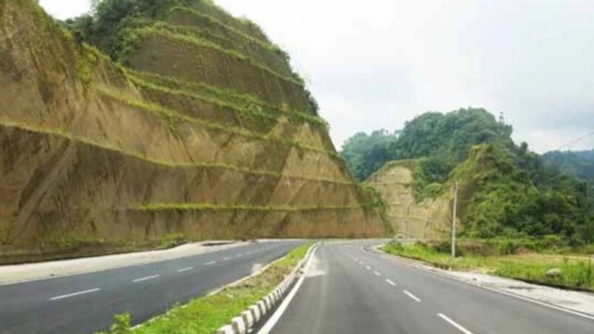 गंगोत्री हाइवे पर गिरी चट्टान. (Photo: Representational)