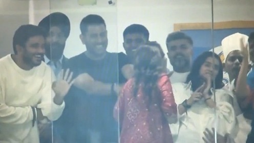 सेमीफाइनल में महेंद्र सिंह धोनी भी भारतीय टीम को चीयर करने पहुंचे थे. (Photo: Screengrab/JioHotstar)