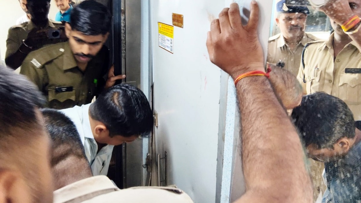 ट्रेन के बाथरूम का दरवाजा तोड़कर जज की पत्नी को निकाला गया (Photo ITG