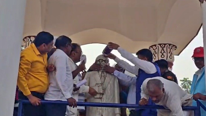 Jaunpur DM washing the Ambedkar statue (Photo- Screengrab)