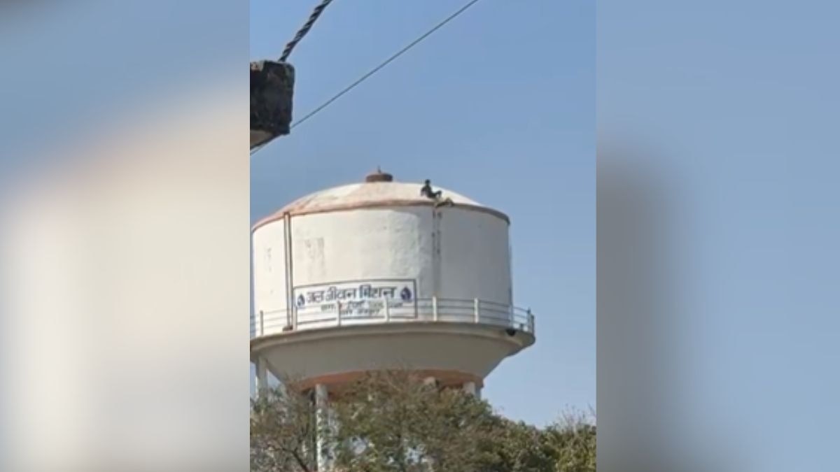 टंकी पर चढ़कर किया ड्रामा, घंटों परेशान रही भीड़ (Photo: itg)