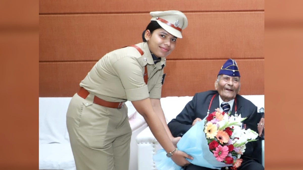 100 साल के टॉप कॉप को 2024 बैच की IPS ने दिया गुलदस्ता. (Photo:ITG)