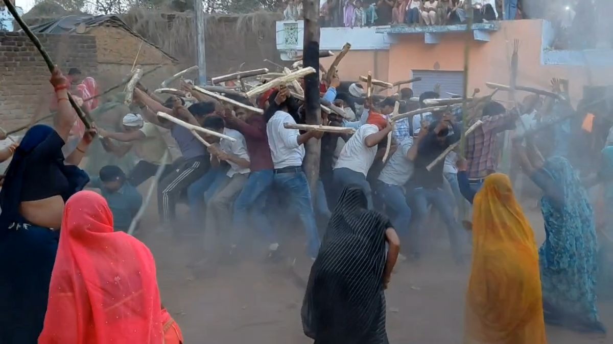 झांसी में खेली जाती है लट्ठमार होली. (Photo: ITG)