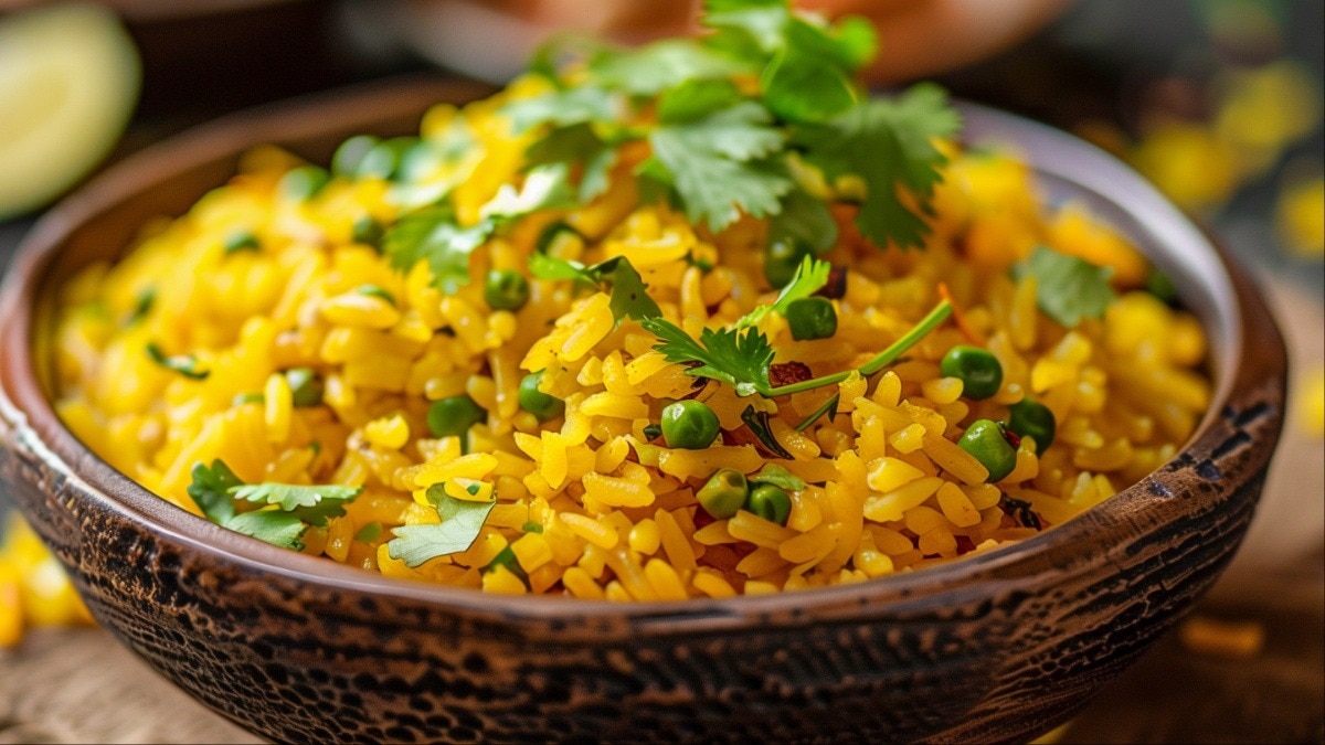 साधारण पोहा खाकर हो गए हैं बोर? आज ही ट्राई करें चटपटा बनारसी मटर पोहा, बनाना है बेहद आसान (Photo- Adobe stock)