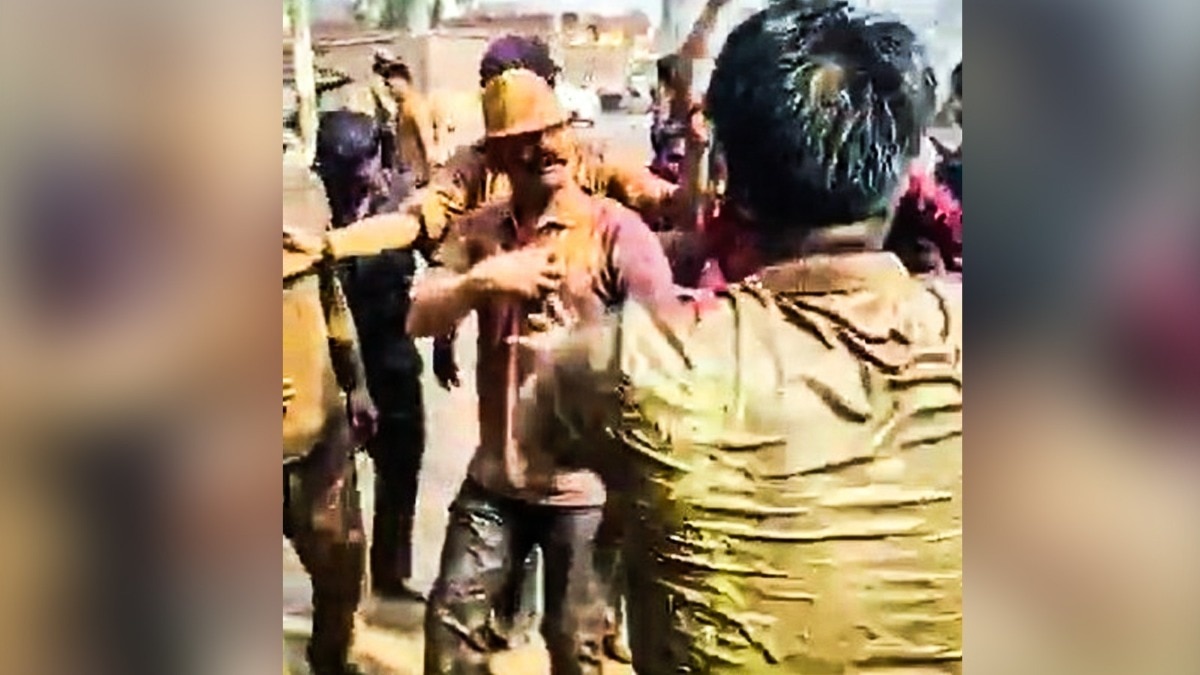 संभल के आईपीएस केके विश्नोई का होली पर किया डांस वायरल हो गया (Photo: ITG)