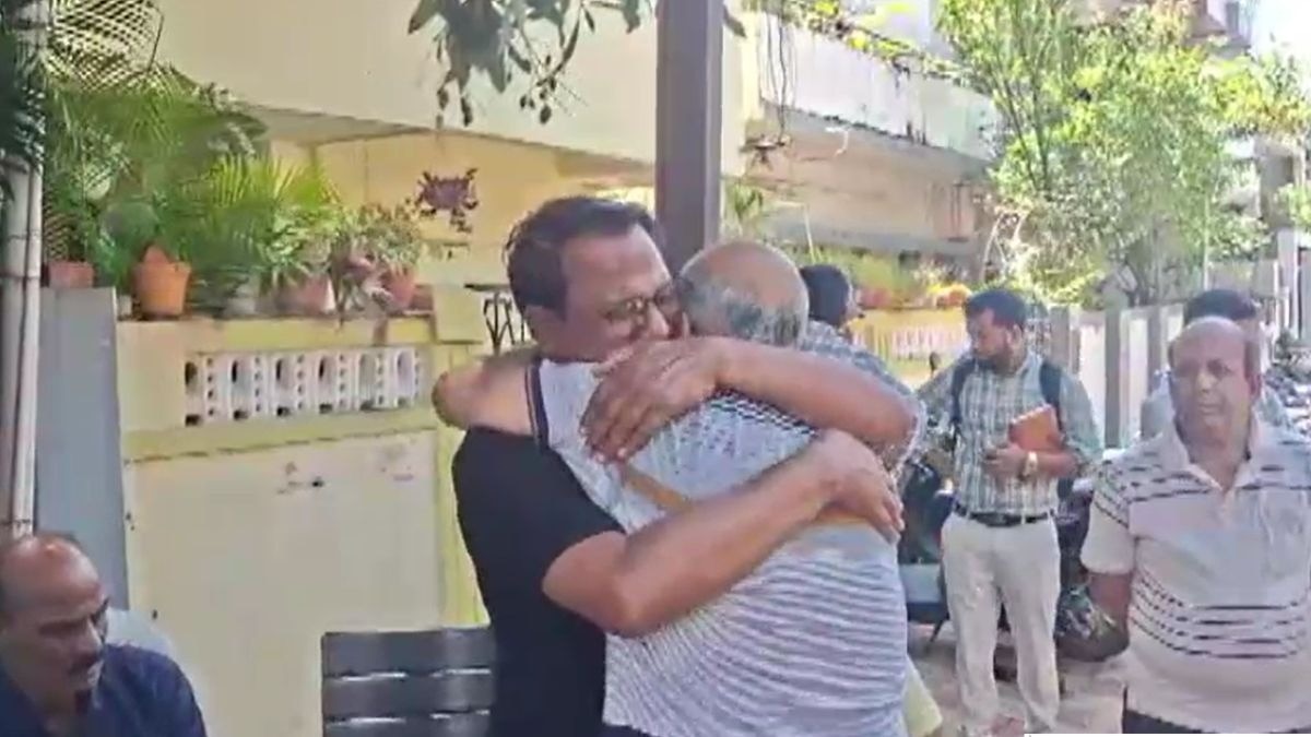 बेटे को याद कर फफक पड़े पिता. (Photo: Screengrab)