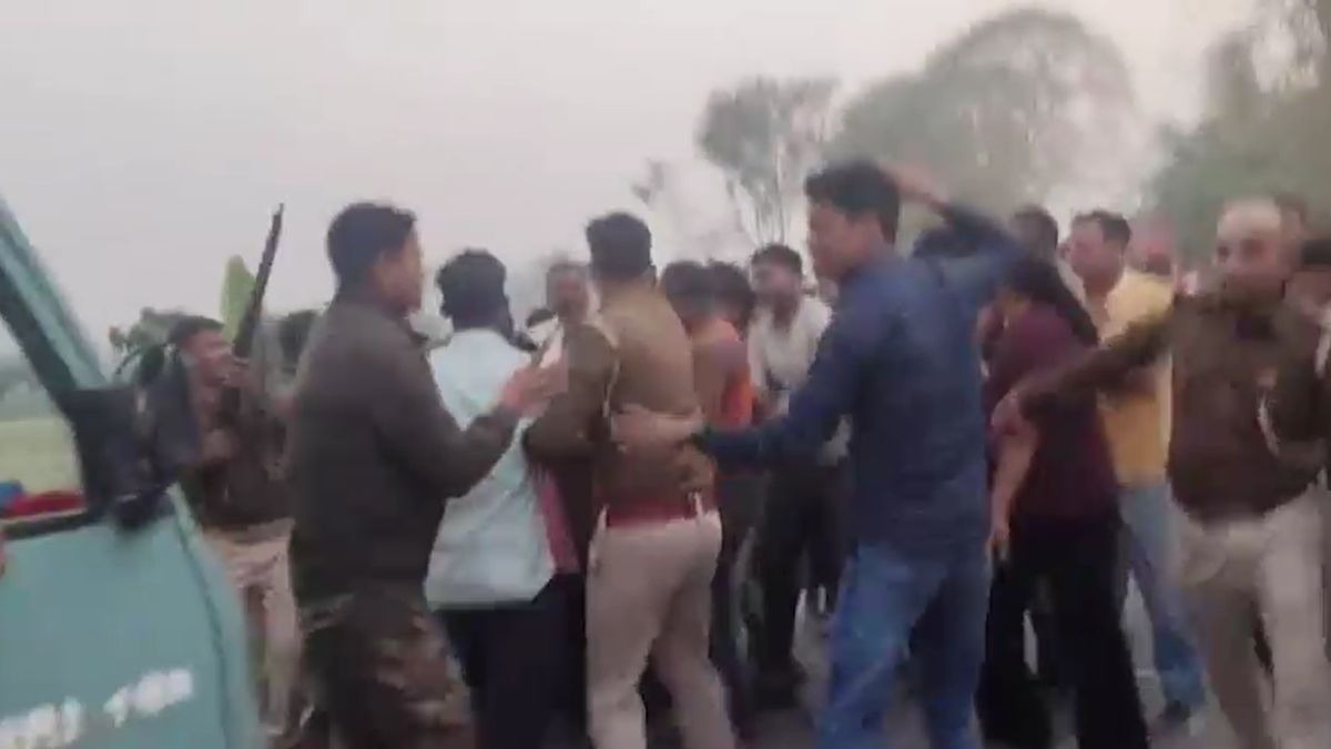 भीड़ ने पुलिस पर किया हमला. (Photo: Screengrab)