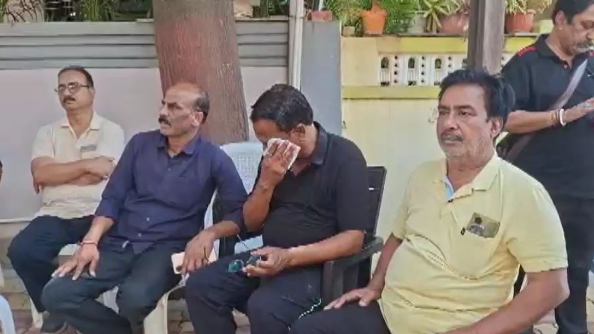 बेटे की मौत पर बिलख पड़े रिटायर्ड पिता. (Photo: Screengrab)