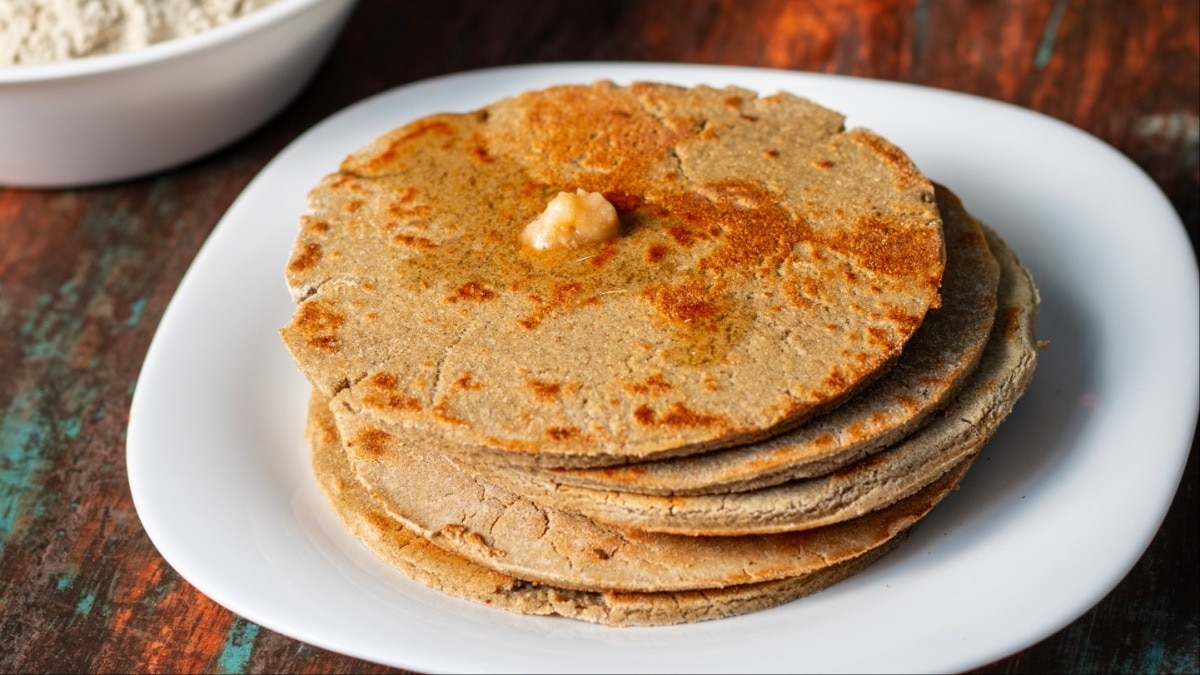 नॉर्मल रोटी से हो गए हैं बोर? इस बार ट्राई करें गुजरात और महाराष्ट्र की मशहूर भाकरी, बनाना है बेहद आसान (Photo- Adobe Stock)