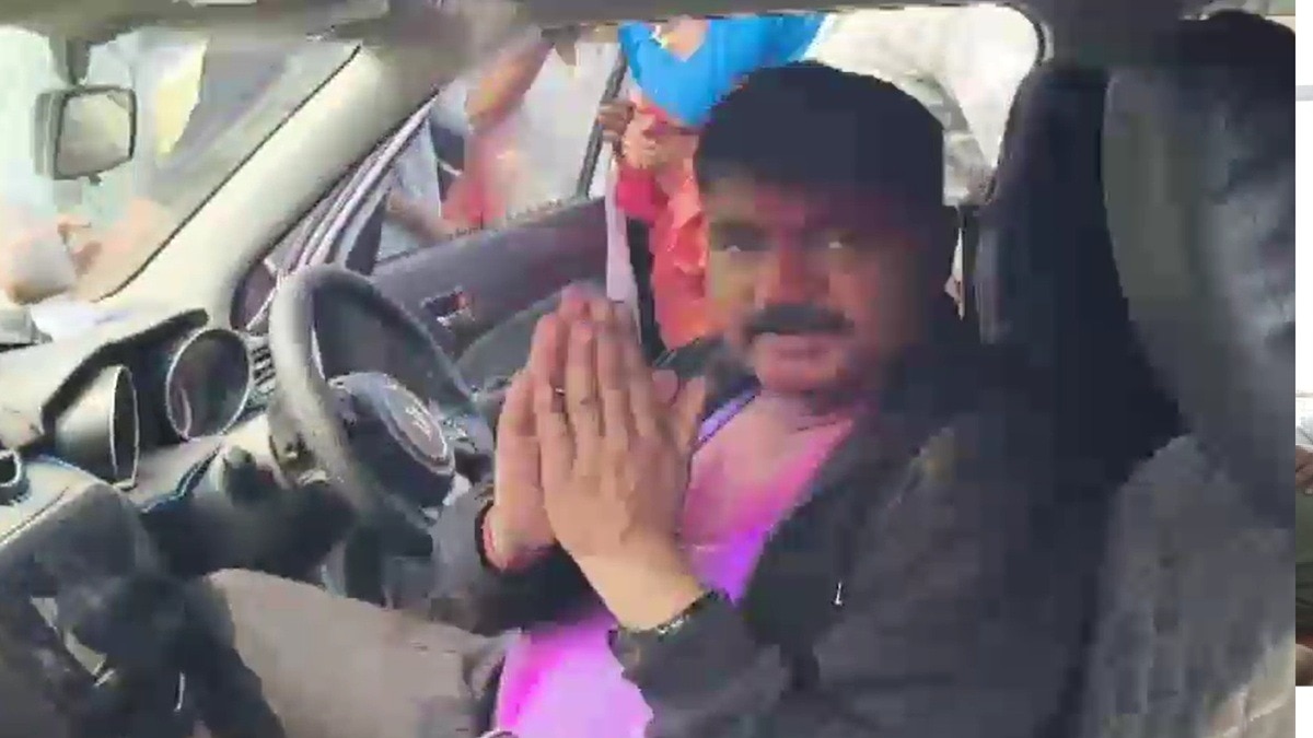  Drunk police officer drives car on the road