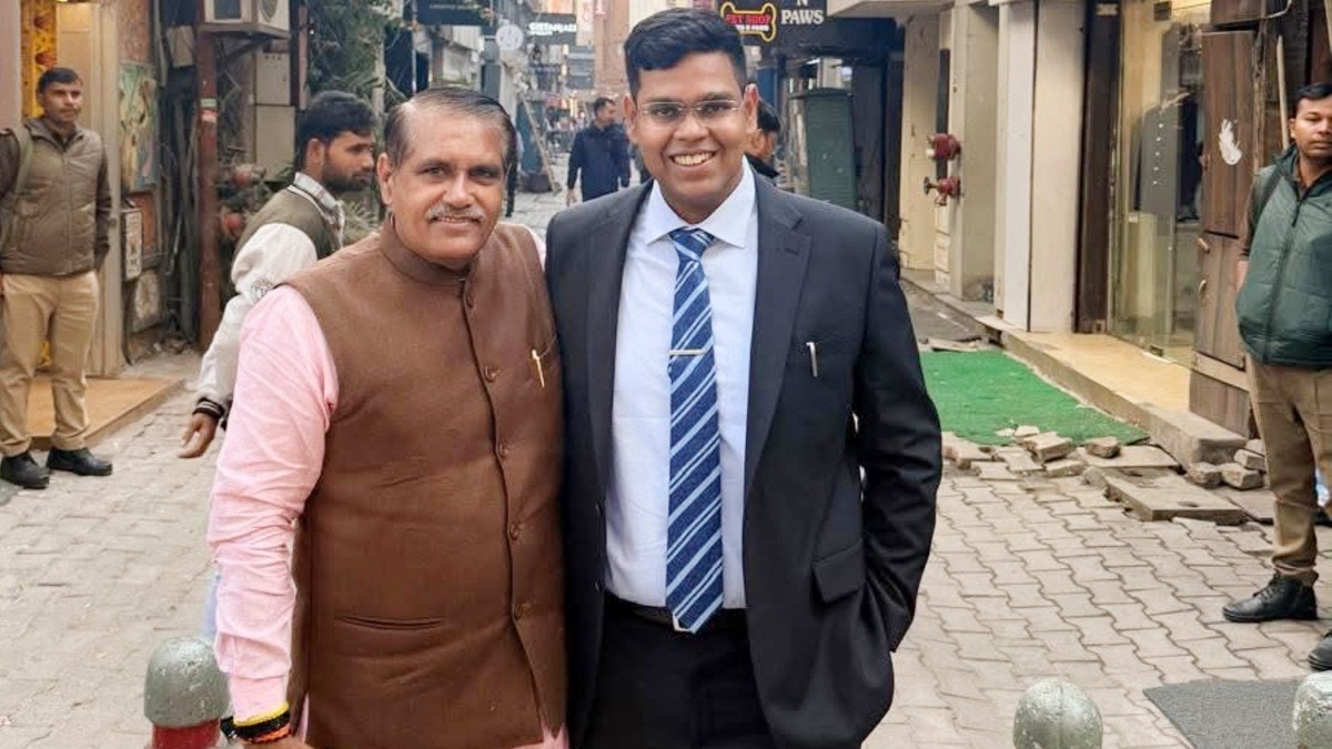 पिता कृष्ण ढुल के साथ एकांश ढुल.(Photo:ITG)