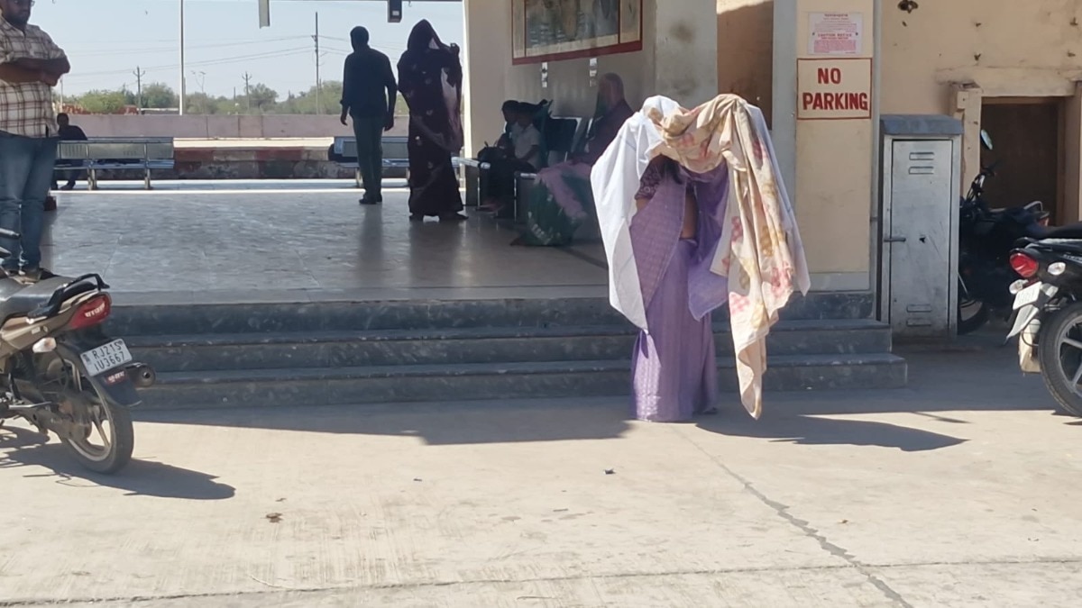 पीपीई किट पहनकर पहुंची रेस्क्यू टीम.(Photo: Kesha Ram/ITG)