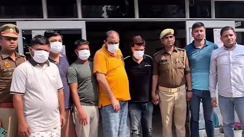 पुलिस की गिरफ्त में आरोपी.(Photo: Screengrab)