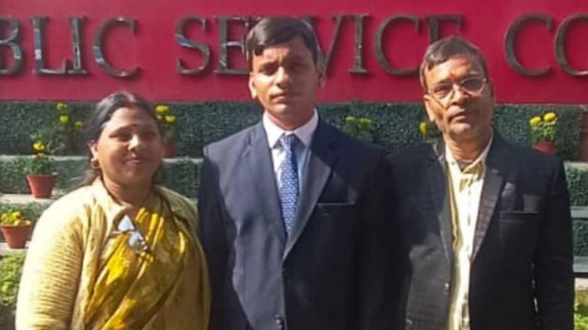 आंखों की रोशनी जान के बाद नवादा के रवि राज ने UPSC में हासिल किया 20वां रैंक.  (Photo: ITG) 