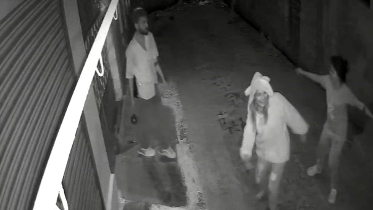 रात में शराब पीने के बाद हंगामा करतीं महिलाएं. (Photo: Screengrab)