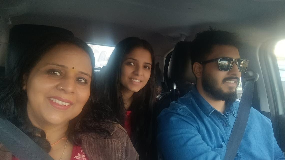 अपनी मां और बहन के साथ आरोपी. (File Photo: Jagat Gautam/ITG)