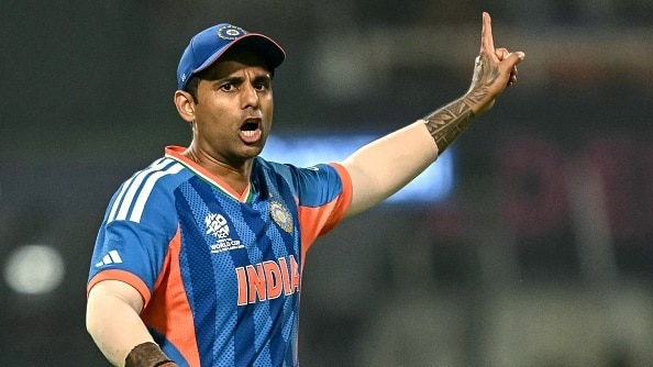 फाइनल से पहले भारत-न्यूजीलैंड के कप्तानों में जुबानी जंग, सैंटनर की वार्निंग पर सूर्या की चुनौती