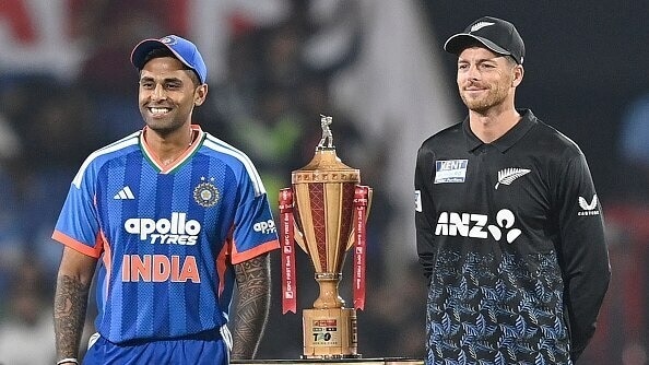 India captain Suryakumar Yadav (L) and New Zealand counterpart Mitchell Santner in this frame. (Getty)